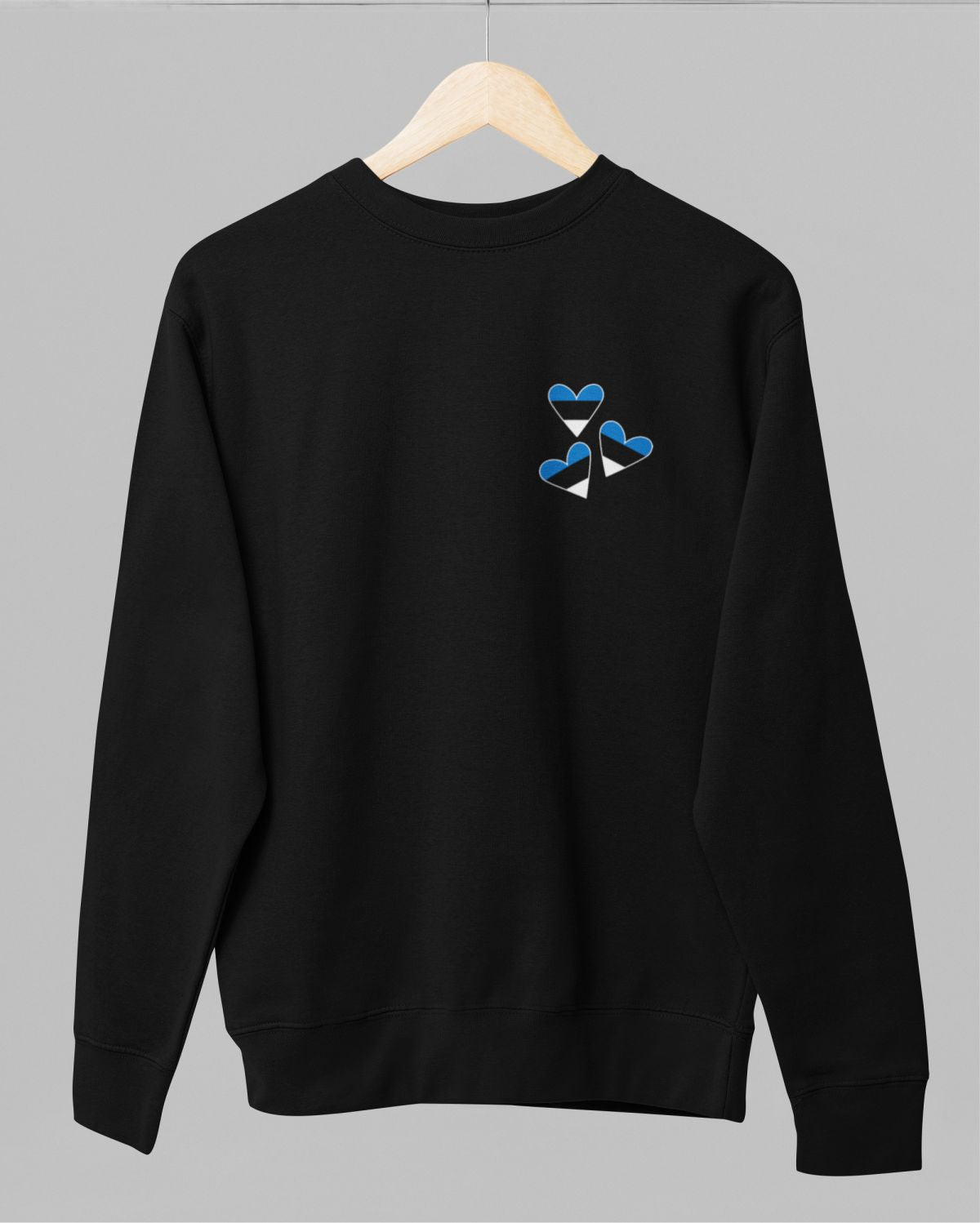 Must pusaer ilma kapuutsita "Kolm südant"