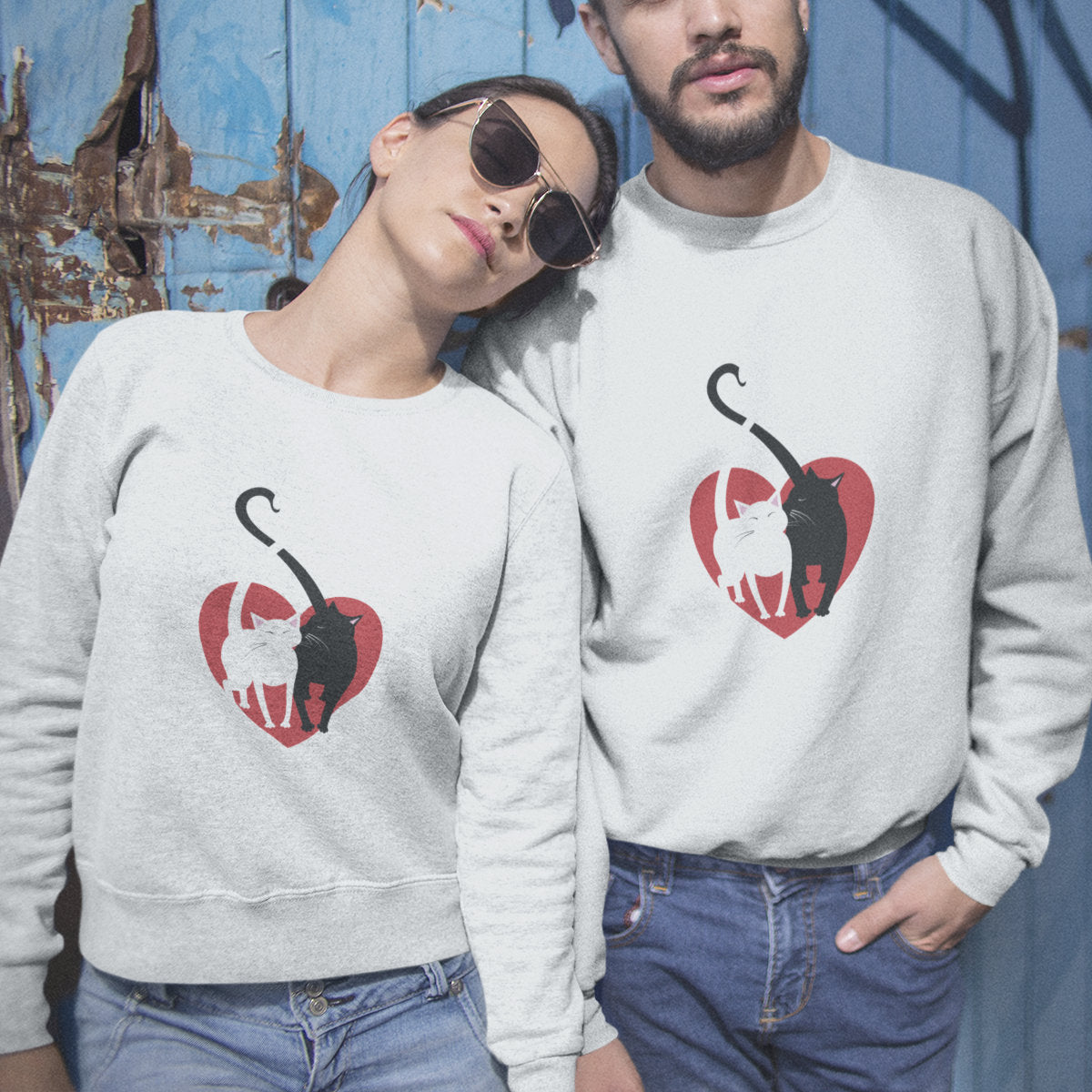 Valged kapuutsita dressipluusid paaridele „Kassipoegade armastus“