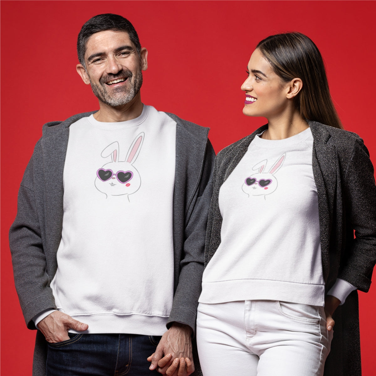 Valged kapuutsita dressipluusid paaridele „Suudeldud“